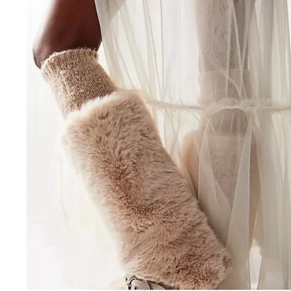 NWT and box Jeffrey Campbell Flurries Faux Fur Boots size 7 - Picture 2 of 3